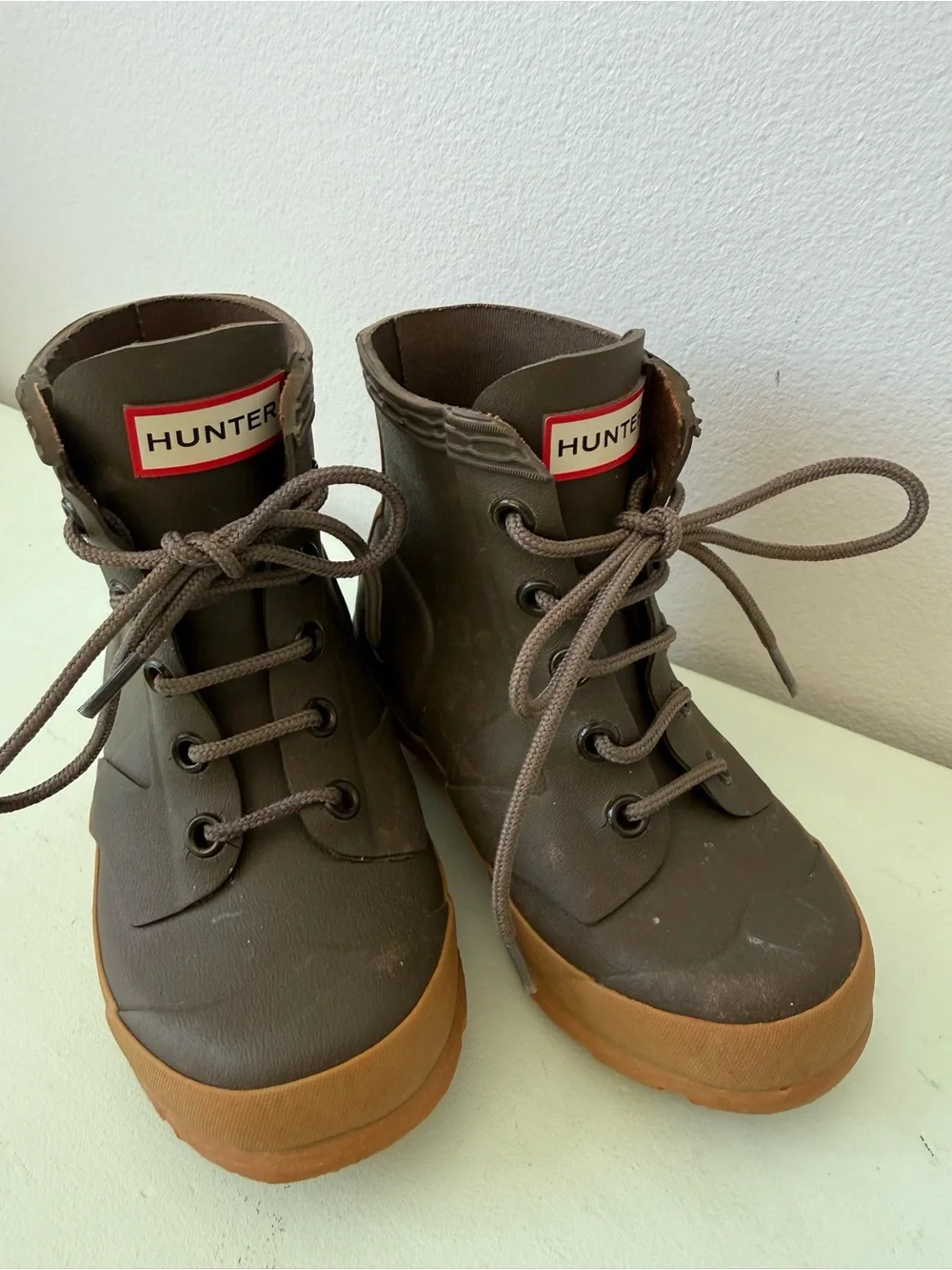 Hunter Kids Dark Gray and Tan Lace-Up Rain Boots with Gum Sole Boys 9/Girls 10